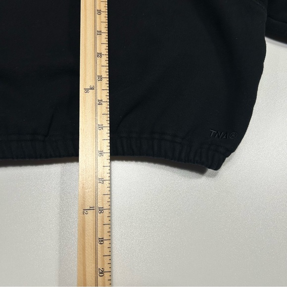 Aritzia TNA Cozy Fleece Perfect Crew Crop Sweatshirt Black Ribbed Hem Size M - Picture 6 of 6